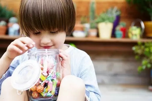 为什么不能给孩子吃很多糖?原因在这里…-杂志